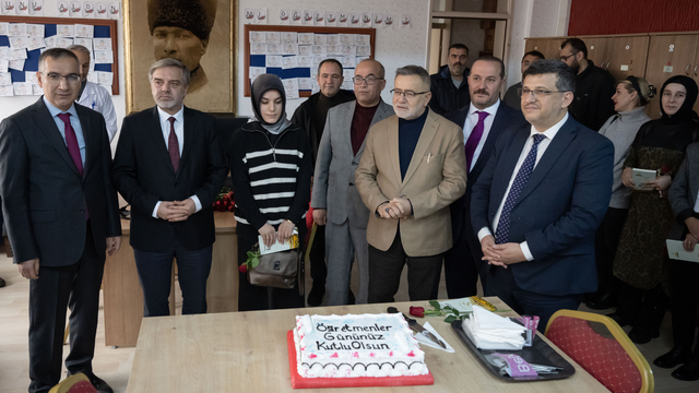 TDV, "Kur'an-ı Kerim" ve "Peygamberimizin Hayatı" derslerini seçen öğrencilere Kur'an-ı Kerim dağıttı