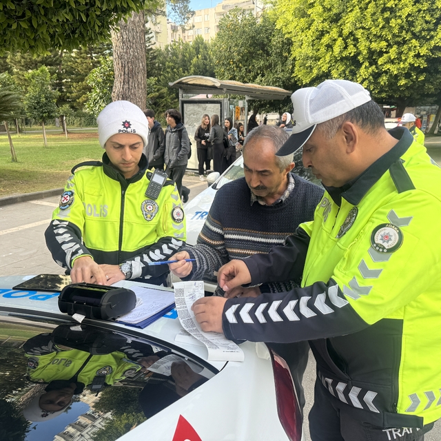 Adana'da trafik polisleri toplu taşıma araçlarını sivil denetledi