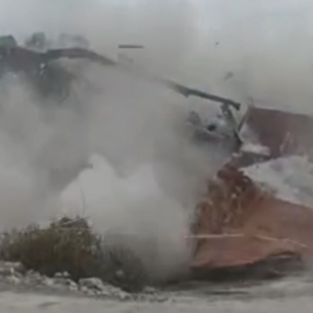 Hatay'da 10 katlı ağır hasarlı binanın yıkımı kamerada