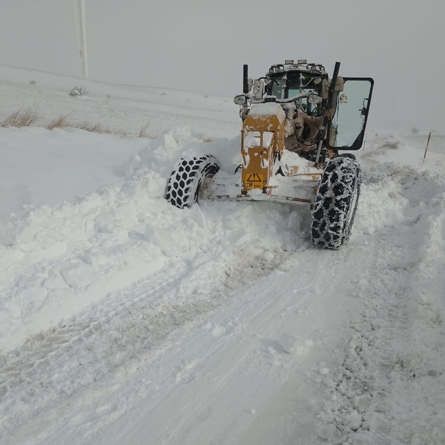 Kayseri'de kardan kapanan 461 mahalle yolu ulaşıma açıldı