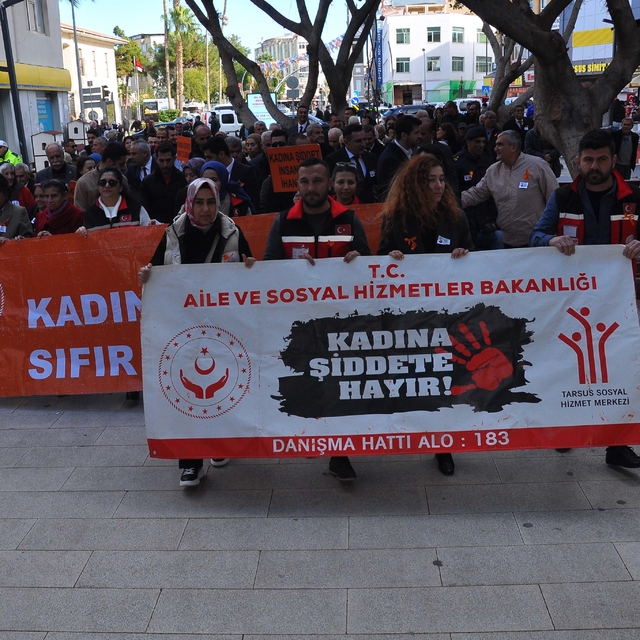 Mersin ve Osmaniye'nin ilçelerinde kadına yönelik şiddete karşı etkinlikler...