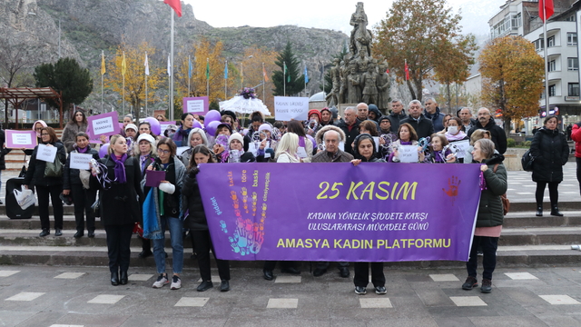Amasya'da kadına yönelik şiddete karşı "mor mendil ve ayakkabılı" protesto yapıldı