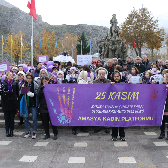 Amasya'da kadına yönelik şiddete karşı "mor mendil ve ayakkabılı" protesto...
