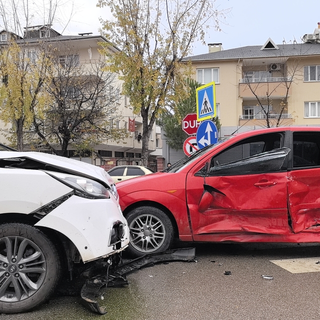 Bursa'da cip ile otomobil çarpıştı; anne- oğul yaralandı