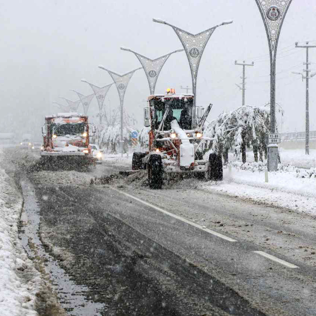 Bitlis Belediyesi karla mücadele çalışmalarını sürdürüyor