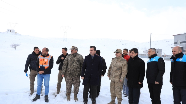 Bitlis Valisi Karakaya, kar temizleme çalışmalarını inceledi