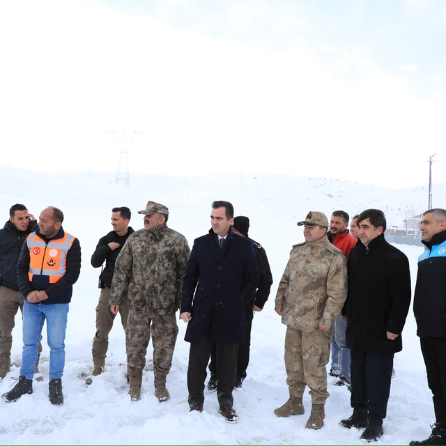 Bitlis Valisi Karakaya, kar temizleme çalışmalarını inceledi