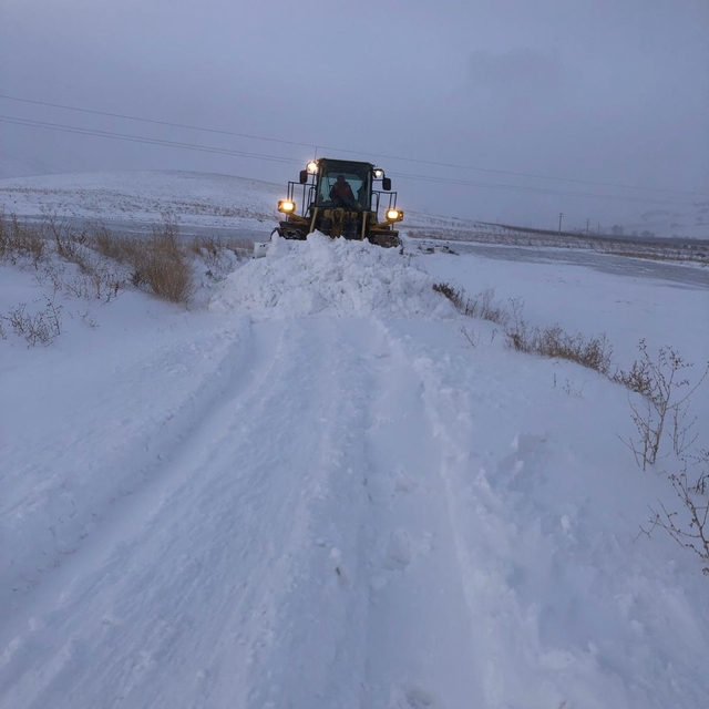 Niğde'de karla mücadele çalışmaları devam ediyor