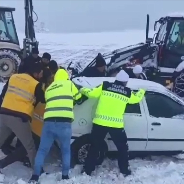 Kayseri'de kardan kapanan 465 mahalle yolundan 230'u açıldı (3)