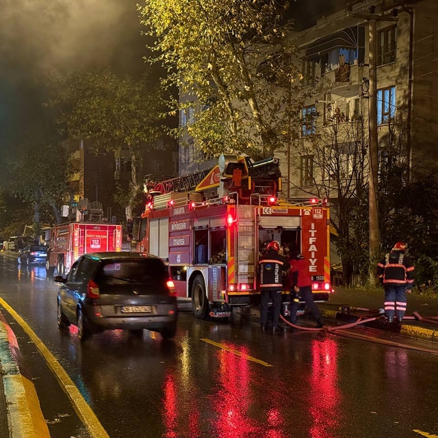 Sakarya'da üç katlı binanın çatısı yangında hasar gördü