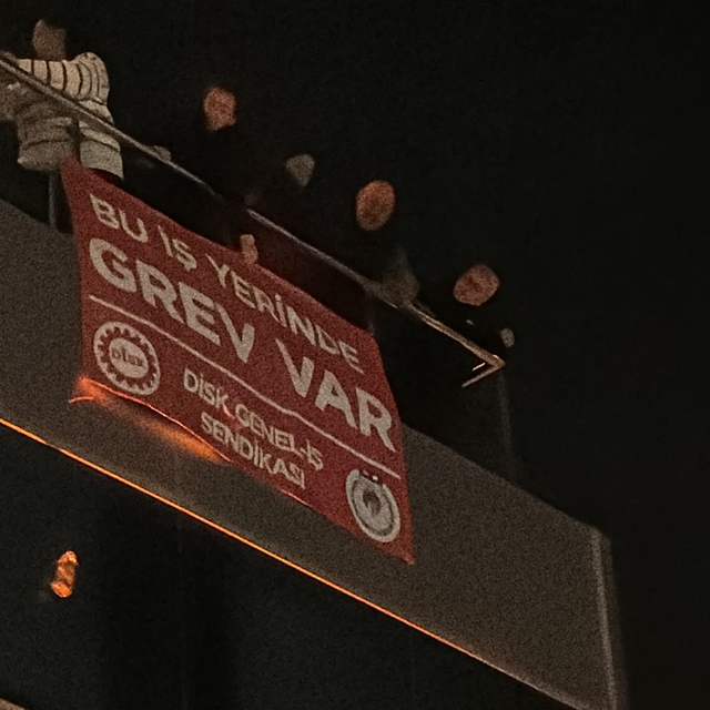 İzmir'in Bayraklı Belediyesi'nde işçiler greve başladı