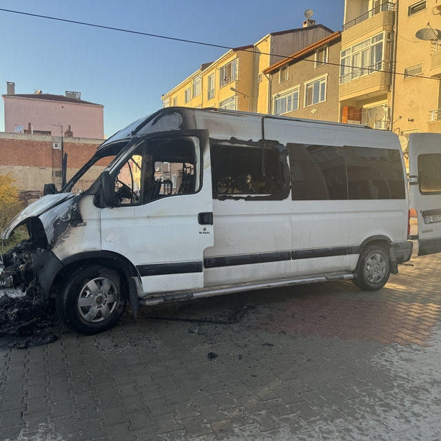 Kırklareli'nde park halindeki minibüs yandı