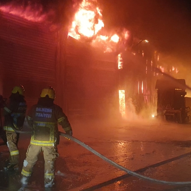 Balıkesir'de yem fabrikasında çıkan yangın söndürüldü