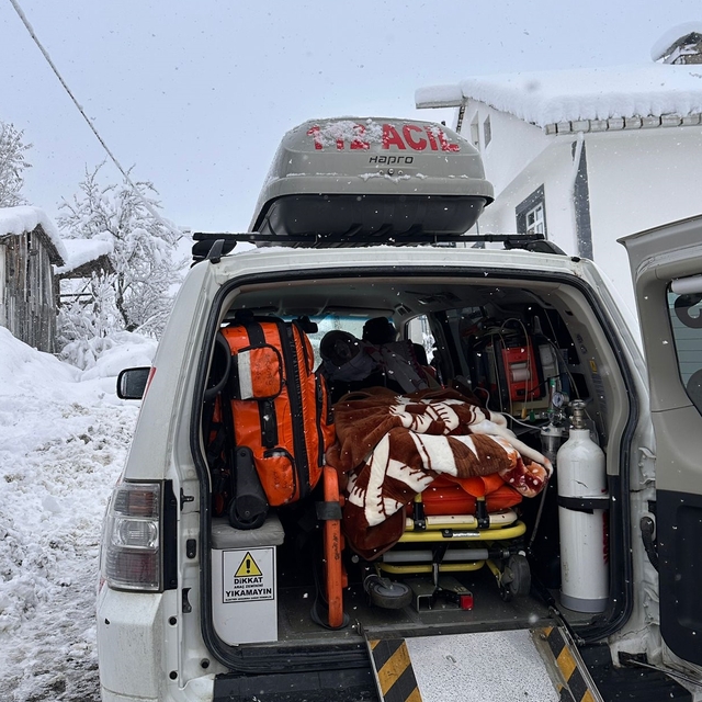 Samsun'da UMKE ekibi karla kaplı yolda 82 yaşındaki hasta için seferber old...