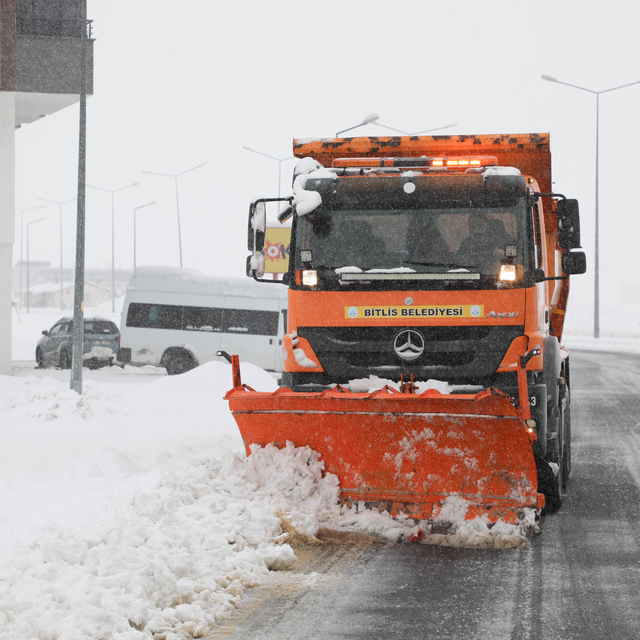 Bitlis'te kardan kapanan 78 köy yolu ulaşıma açıldı