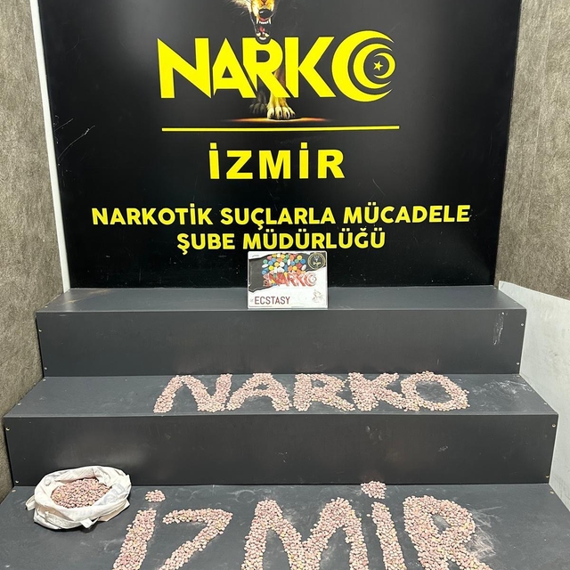 İzmir'de otobüs terminalindeki uyuşturucu operasyonunda 10 bin uyuşturucu h...