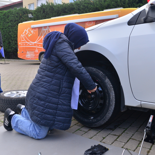 Kadına şiddete rol değişimiyle dikkat çektiler; erkekler dikiş dikti, kadın...