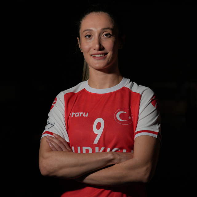 Milli hentbolcu Aslı İskit Çalışkan, Avrupa Şampiyonası'nın heyecanını yaşı...