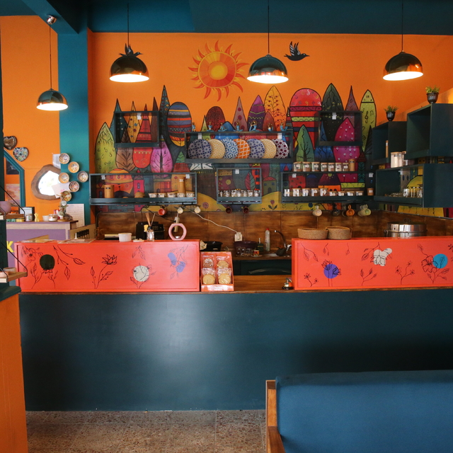 Resim öğretmeni açtığı kafeyi sanat merkezine dönüştürdü