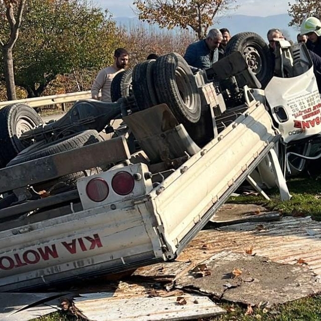 Refüje çarpıp takla atan kamyonetteki 2 kişi öldü