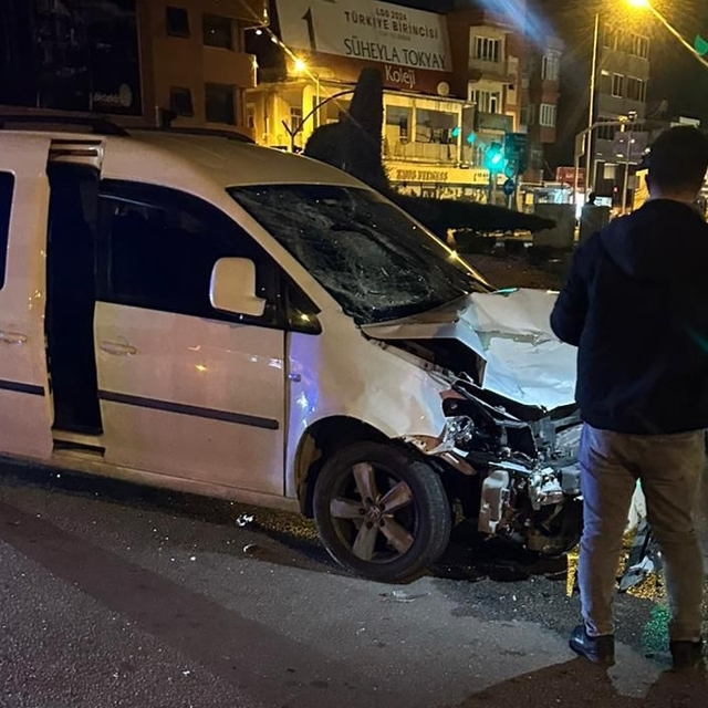 Adana'da kamyonetle çarpışan elektrikli bisikletteki 1 kişi öldü, 2 kişi ya...