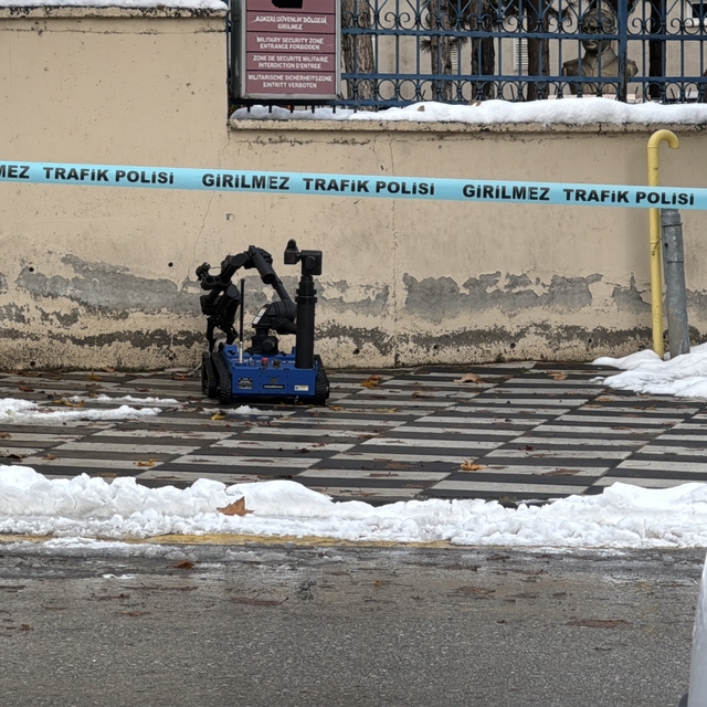 Bolu'da askerlik şubesinin duvarının dibine bırakılan çanta fünyeyle patlat...