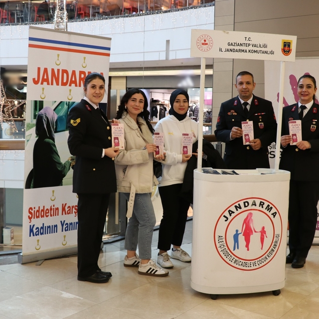 Gaziantep'te jandarma kadına yönelik şiddetle mücadele standı açtı