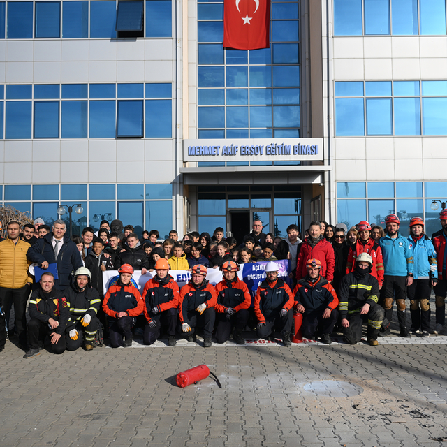 Edirne'de üniversite ve ortaokul öğrencilerinin katılımıyla deprem tatbikat...