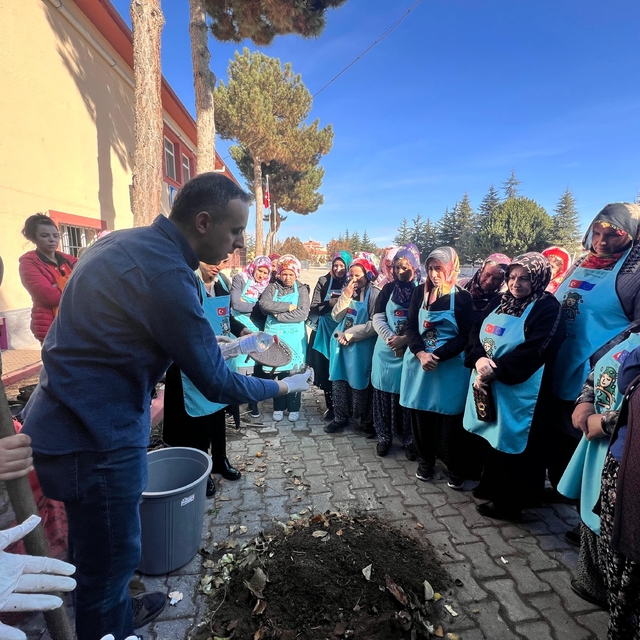 Niğde'de kırsaldaki kadınlara kompost eğitimi veriliyor