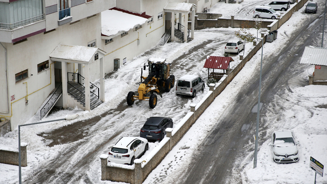 Bitlis ve Muş'ta kardan kapanan 154 köy yolundan 120'si ulaşıma açıldı
