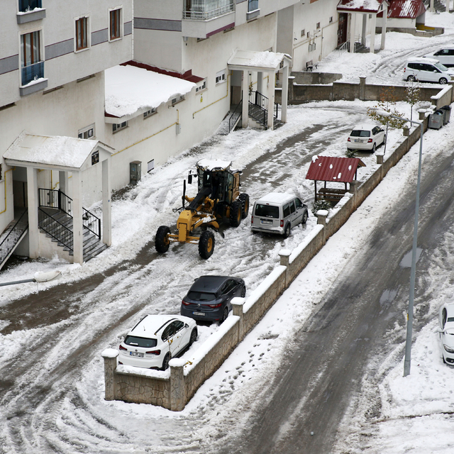 Bitlis ve Muş'ta kardan kapanan 154 köy yolundan 120'si ulaşıma açıldı