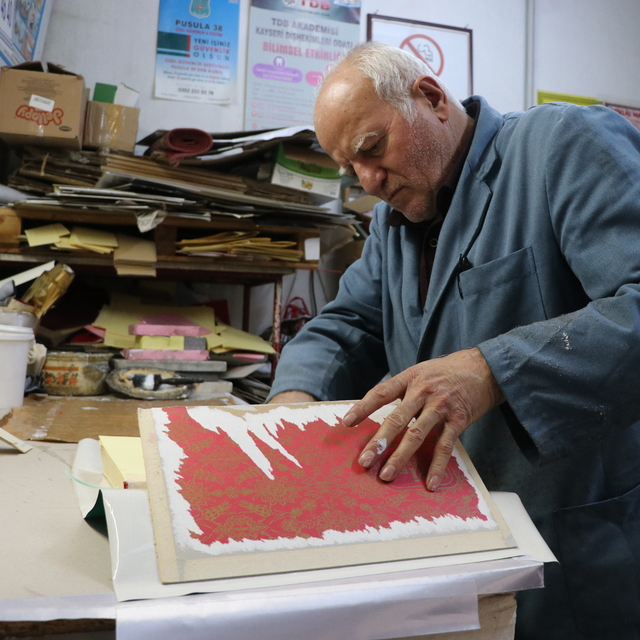 Kayseri'nin tek ciltçisi, 42 yıldır tarihi kitapları onarıyor