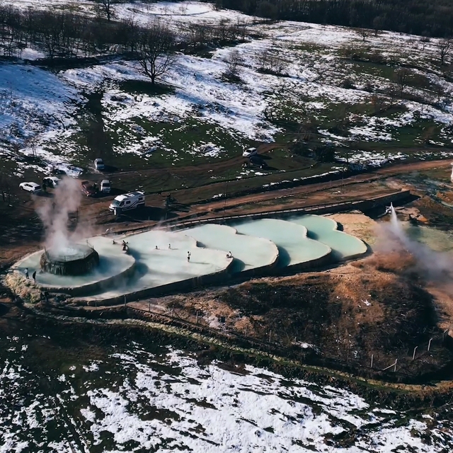 Karlar arasındaki suda ısınıp, şifa arıyorlar