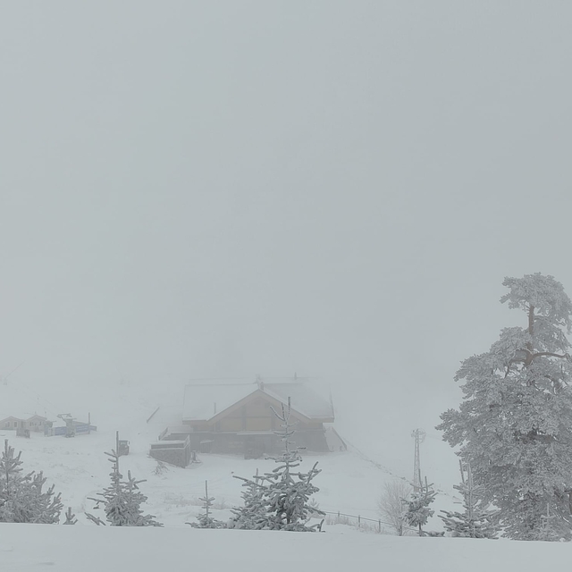 Kartalkaya Kayak Merkezi'nde kar yağışı etkili oluyor