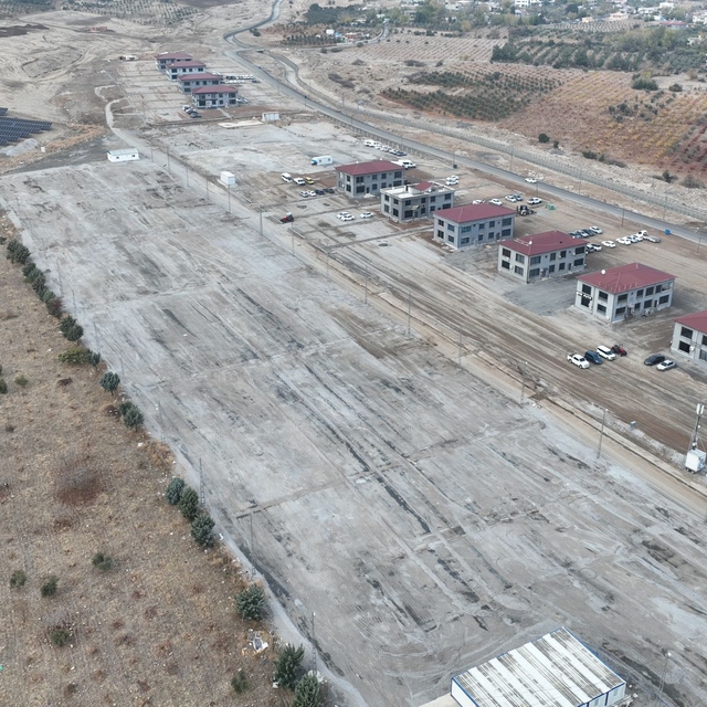 Gaziantep'te kalıcı konutlara yerleşen depremzedelerden boşalan konteynerle...