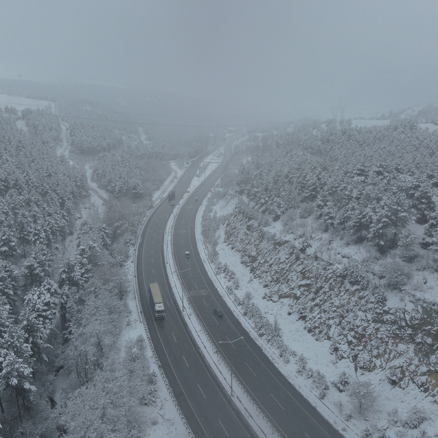 Samsun-Ankara kara yolunun Çorum kesiminde kar etkili oluyor