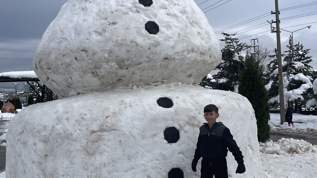 Bolu'da belediye işçileri dev kardan adam yaptı