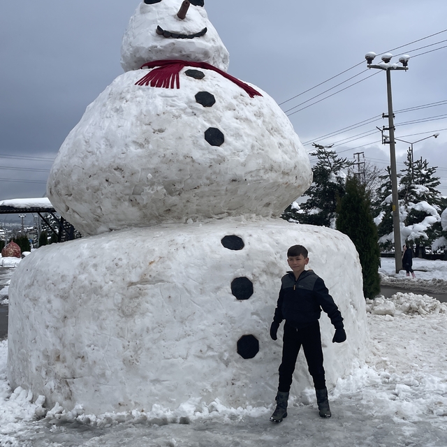 Bolu'da belediye işçileri dev kardan adam yaptı