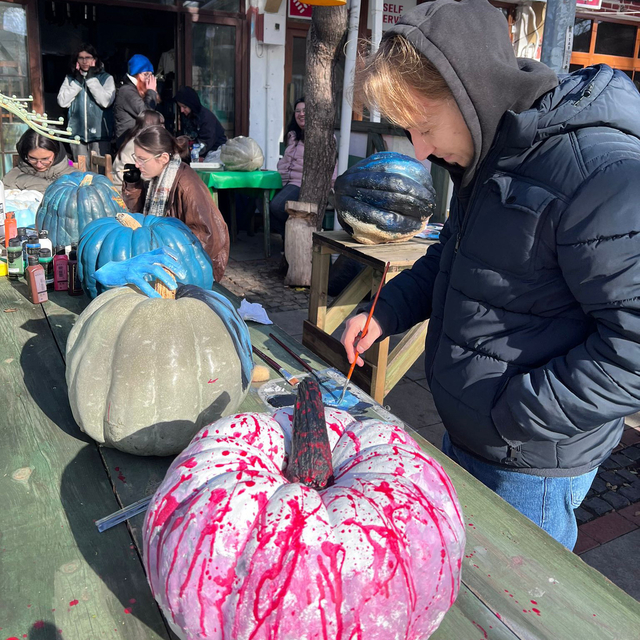 Edirne'de ressamlar Balkan geleneği 'Bocuk Gecesi' için kabakları boyadı