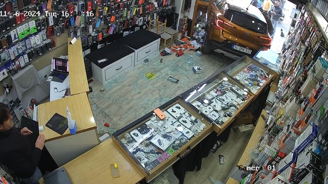 Bodrum'da otomobil, telefon mağazasına girdi