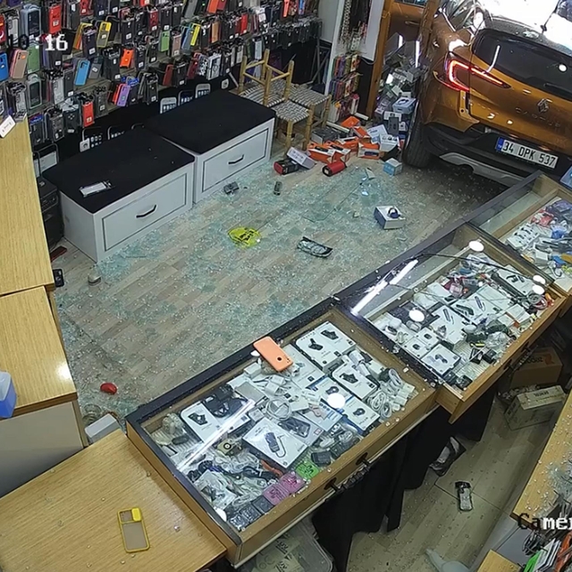 Bodrum'da otomobil, telefon mağazasına girdi