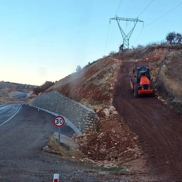 Siirt'te yol yapım ve onarım çalışmaları sürüyor