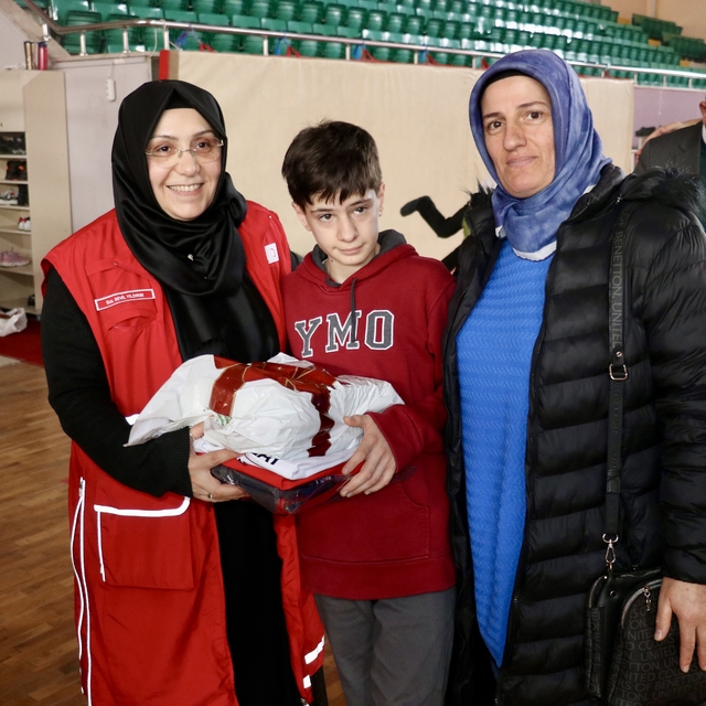 Trabzon'da 108 otizmli öğrenciye spor kıyafeti hediye edildi