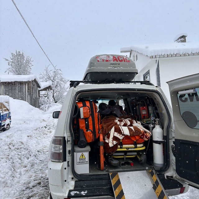 Solunum cihazını çalıştıramayan hastayı, hastaneye UMKE ulaştırdı