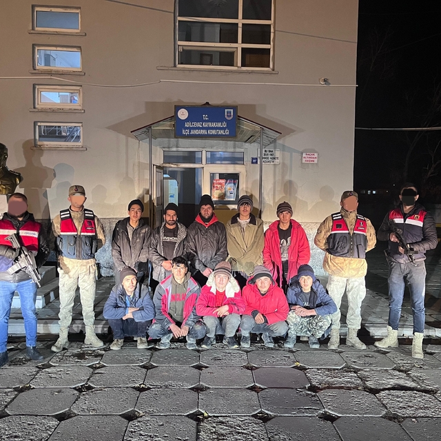 Bitlis'te termal özellikli dronla takip edilen araçta 10 düzensiz göçmen ya...