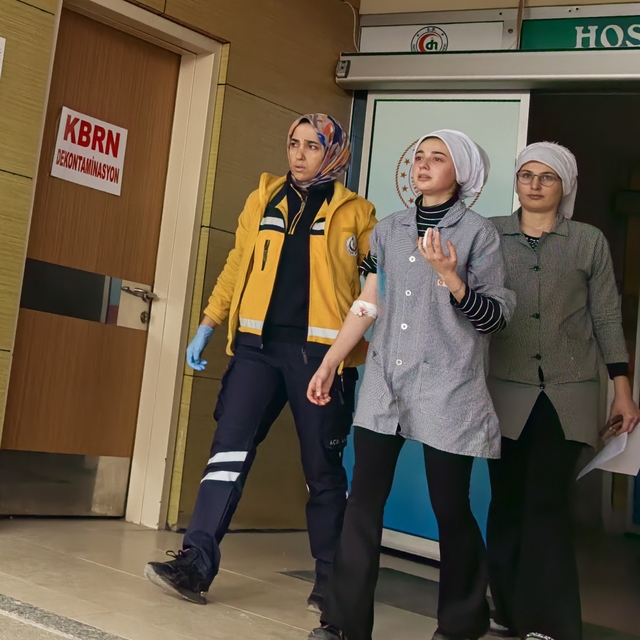 Elini dokuma makinesine kaptıran işçi yaralandı