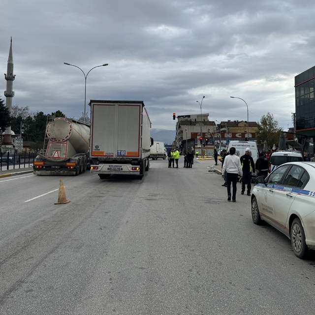 Sakarya'da tırın çarptığı kadın ağır yaralandı