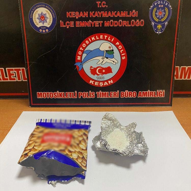 Edirne'de kuruyemiş paketi içerisine gizlenmiş uyuşturucuyla yakalanan şüph...