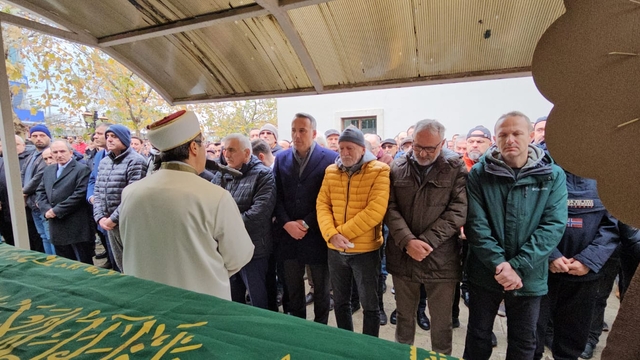 Sakaryalı iş insanları Hamit ve Faruk Bayraktar'ın vefat eden anneleri Sapanca'da defnedildi