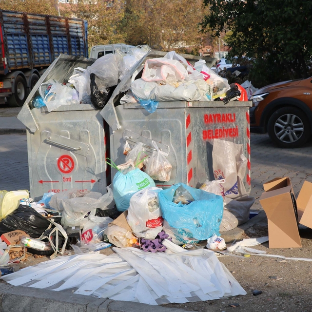 Bayraklı'da işçiler grevde; çöpler sokaklara taştı